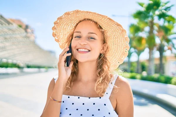 Joven Hermosa Mujer Caucásica Con Pelo Rubio Sonriendo Feliz Aire —  Fotos de Stock