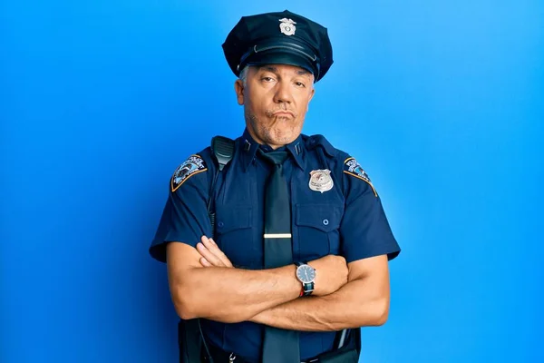 Yakışıklı Olgun Bir Adam Polis Üniforması Giyiyor Uykulu Yorgun Görünüyor — Stok fotoğraf
