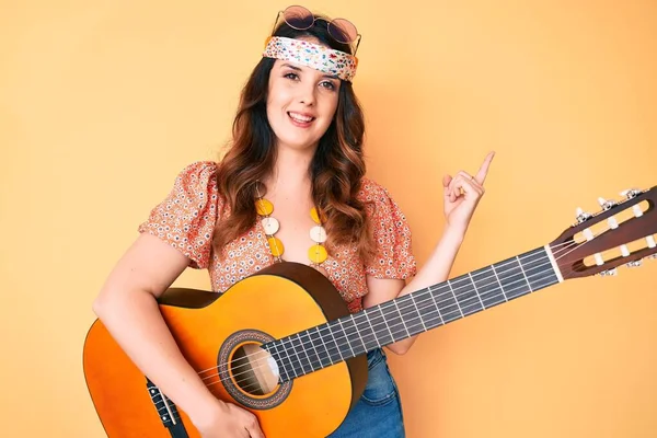 Genç Güzel Esmer Kadın Boho Tarzı Giyinmiş Klasik Gitar Çalıyor — Stok fotoğraf