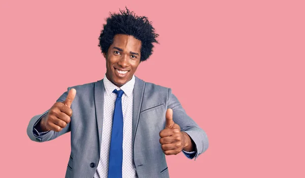 Bonito Homem Afro Americano Com Cabelo Afro Vestindo Jaqueta Negócios — Fotografia de Stock