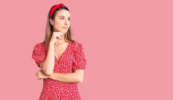 Jong Mooi Meisje Draagt Jurk Diadeem Met Hand Kin Denken — Stockfoto