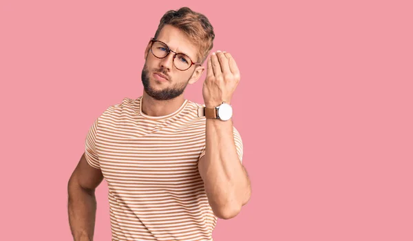 Ung Kaukasier Man Bär Casual Kläder Och Glasögon Gör Italiensk — Stockfoto