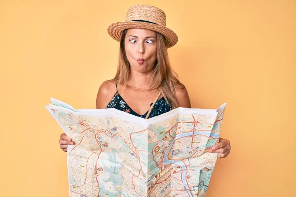 Mujer Hispana Mediana Edad Con Sombrero Verano Sosteniendo Mapa Haciendo — Foto de Stock