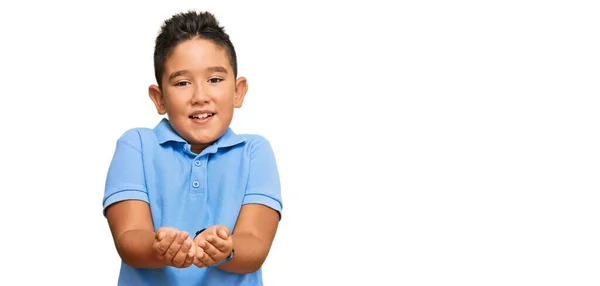 Menino Hispânico Criança Vestindo Roupas Casuais Sorrindo Com Mãos Palmas — Fotografia de Stock