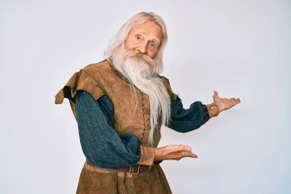 Старик Седыми Волосами Длинной Бородой Традиционном Костюме Викинга Приглашает Войти — стоковое фото