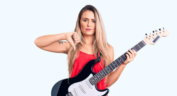 Jovem Bela Mulher Loira Tocando Guitarra Elétrica Com Rosto Irritado — Fotografia de Stock