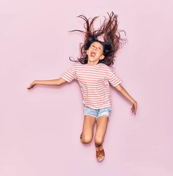 Adorable Niña Hispana Vistiendo Ropa Casual Sonriendo Feliz Saltar Con —  Fotos de Stock