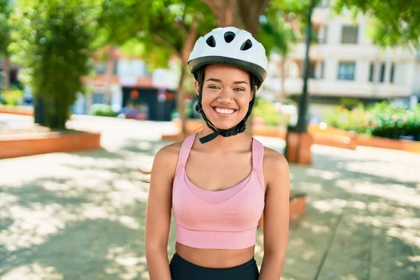 Jovem Bela Mulher Ciclista Hispânica Sorrindo Feliz Usando Capacete Bicicleta — Fotografia de Stock