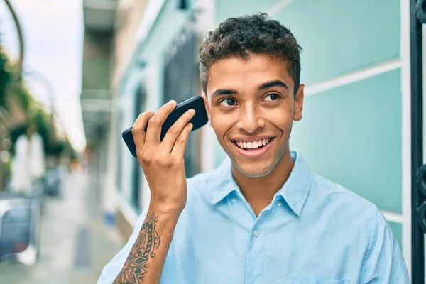 Jonge Latijnse Man Glimlachend Blij Luisterend Audioboodschap Met Smartphone Stad — Stockfoto