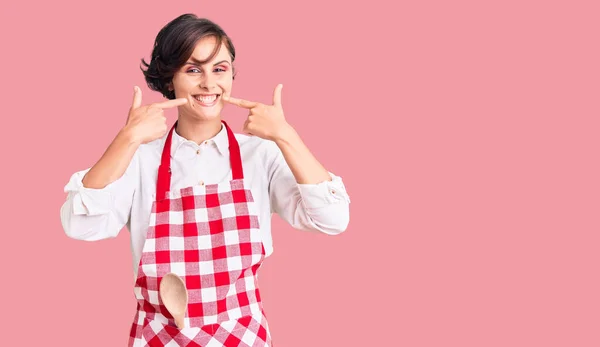 전문적 요리사 앞치마를 손가락과 입으로 미소를 아름다운 건강에 — 스톡 사진