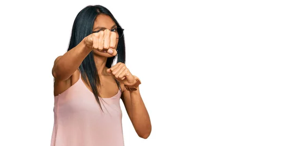 Jonge Afrikaans Amerikaanse Vrouw Draagt Casual Kleding Glazen Ponsen Vuist — Stockfoto