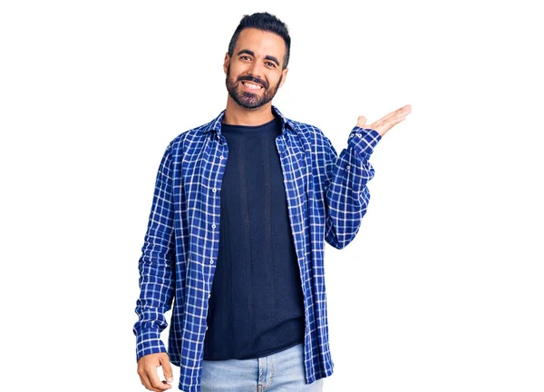 Jonge Spaanse Man Casual Kleding Glimlachend Vrolijk Presenteren Wijzen Met — Stockfoto