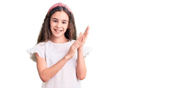 Nettes Hispanisches Kindermädchen Lässigem Weißem Shirt Klatscht Und Applaudiert Fröhlich — Stockfoto
