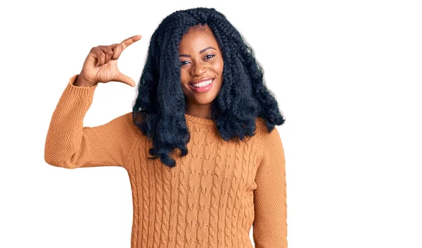 Vacker Afrikansk Amerikansk Kvinna Bär Casual Tröja Leende Och Självsäker — Stockfoto