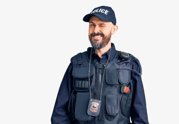 Joven Hombre Guapo Vistiendo Uniforme Policía Guiño Mirando Cámara Con — Foto de Stock