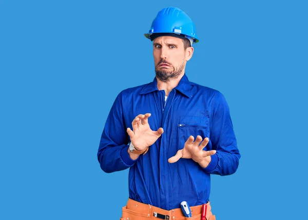 Homem Bonito Jovem Vestindo Uniforme Trabalhador Hardhat Afastando Mãos Palmas — Fotografia de Stock