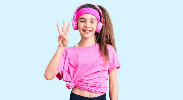 Linda Niña Hispana Vistiendo Ropa Gimnasio Usando Auriculares Que Muestran —  Fotos de Stock