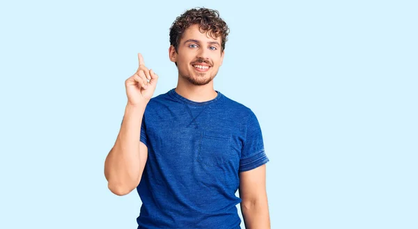 Jovem Homem Bonito Com Cabelo Encaracolado Vestindo Roupas Casuais Mostrando — Fotografia de Stock