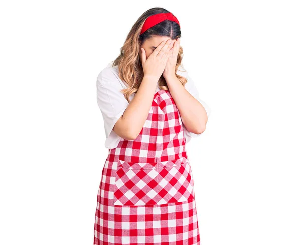 Jonge Blanke Vrouw Draagt Een Schort Met Droevige Uitdrukking Bedekt — Stockfoto