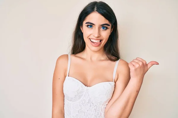Brunette Teenager Girl Posing Elegant Smiling Happy Face Looking Pointing — Stock Photo, Image
