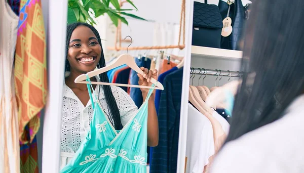 Junge Afroamerikanerin Lächelt Glücklich Und Hält Kleidung Vor Dem Spiegel — Stockfoto