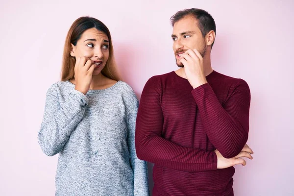 Belo Casal Vestindo Roupas Casuais Olhando Estressado Nervoso Com Mãos — Fotografia de Stock