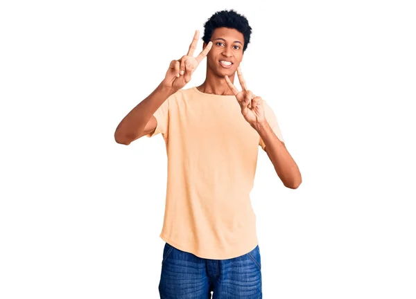 Joven Afroamericano Vestido Con Ropa Casual Sonriendo Mirando Cámara Mostrando — Foto de Stock