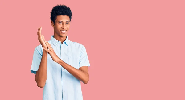 Ung Afrikansk Amerikansk Man Klädd Avslappnade Kläder Klappar Och Applåderar — Stockfoto