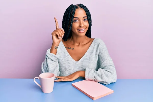 Hermosa Mujer Hispana Leyendo Libro Bebiendo Café Apuntando Con Dedo — Foto de Stock