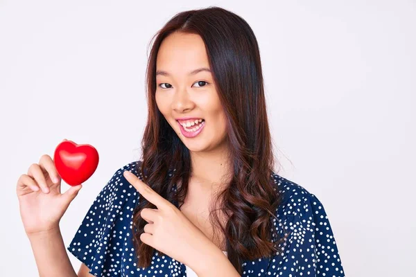 Jong Mooi Chinees Meisje Houden Hart Glimlachend Gelukkig Wijzend Met — Stockfoto