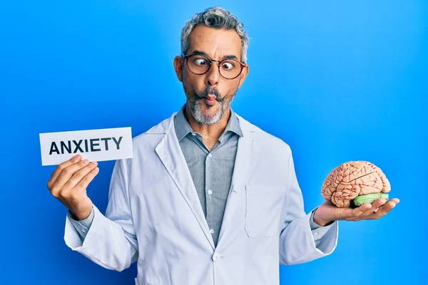 Uomo Mezza Età Dai Capelli Grigi Che Indossa Cappotto Medico — Foto Stock