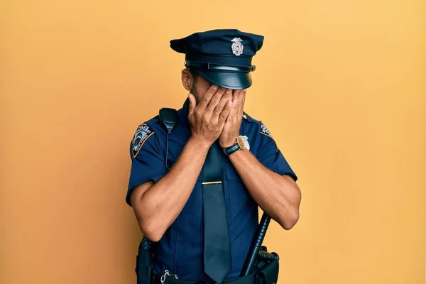 Bonito Hispânico Vestindo Uniforme Policial Com Expressão Triste Cobrindo Rosto — Fotografia de Stock
