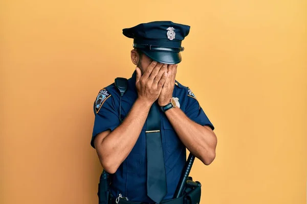 Bel Homme Hispanique Portant Uniforme Police Avec Une Expression Triste — Photo