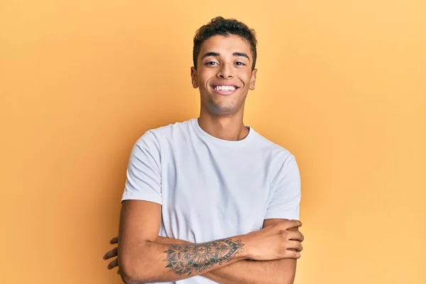 Joven Hombre Afroamericano Guapo Vistiendo Camiseta Blanca Casual Cara Feliz —  Fotos de Stock