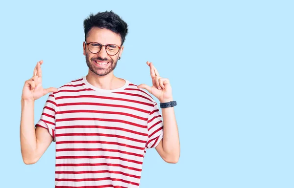 Young Hispanic Man Wearing Casual Clothes Gesturing Finger Crossed Smiling — Stock Photo, Image