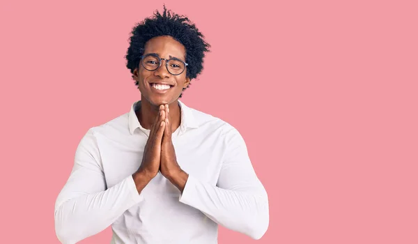 Hombre Afroamericano Guapo Con Cabello Afro Usando Ropa Casual Gafas —  Fotos de Stock