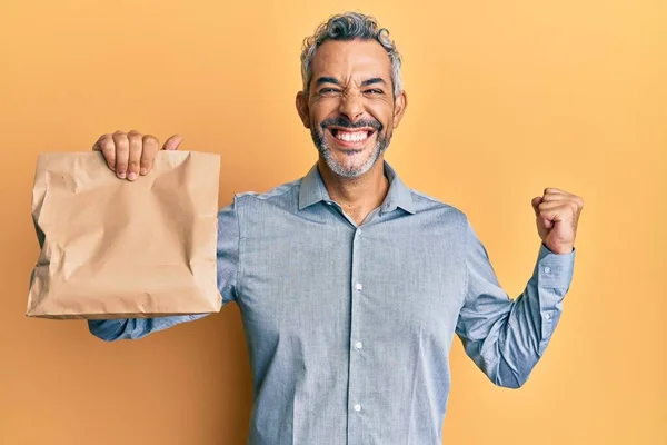 Hombre Pelo Gris Mediana Edad Sosteniendo Llevar Bolsa Papel Gritando —  Fotos de Stock