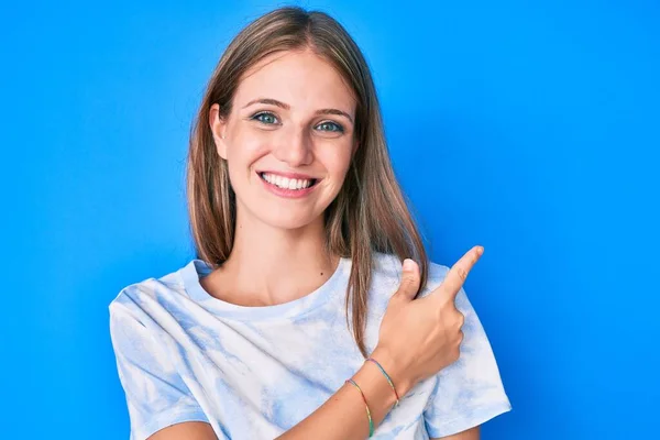 Chica Rubia Joven Con Ropa Casual Sonriendo Alegre Señalando Con —  Fotos de Stock