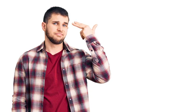 Jovem Bonitão Vestindo Camisa Casual Atirando Matando Apontando Mão Dedos — Fotografia de Stock