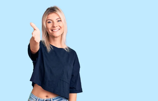 Jovem Mulher Loira Bonita Vestindo Shirt Casual Sorrindo Amigável Oferecendo — Fotografia de Stock