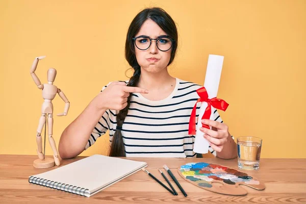 Brunette Adolescente Artiste Fille Titulaire Diplôme Peintre Joues Gonflées Avec — Photo