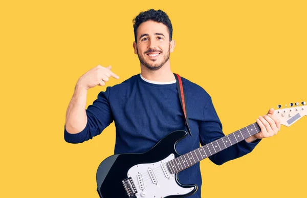 Ung Latinamerikansk Man Spelar Elgitarr Pekar Finger Till Själv Ler — Stockfoto