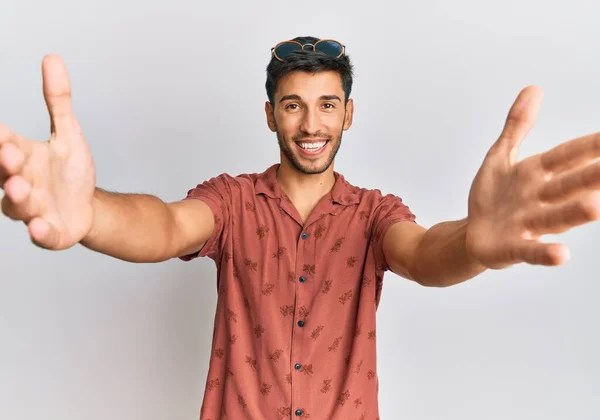 Jonge Knappe Man Die Casual Zomerkleren Draagt Naar Camera Kijkt — Stockfoto