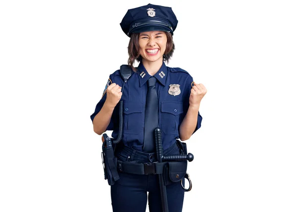 腕を上げて成功に興奮した警察の制服を着た若い美少女が立ち上がり 勝利を笑顔で祝う目を閉じた 勝者のコンセプト — ストック写真