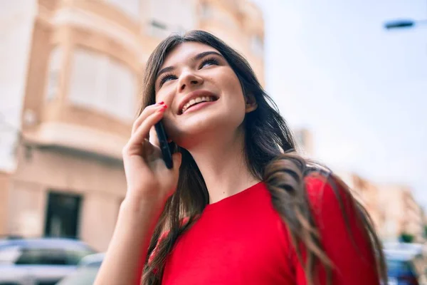 Ung Kaukasisk Kvinna Ler Glad Prata Smartphone Promenader Staden — Stockfoto