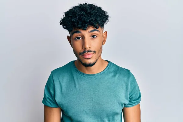 Homem Bonito Árabe Jovem Vestindo Roupas Casuais Com Expressão Séria — Fotografia de Stock