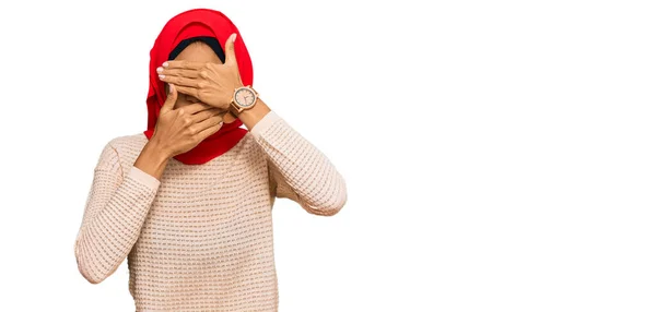 Junge Afroamerikanerin Mit Traditionellem Islamischen Hijab Schal Der Augen Und — Stockfoto