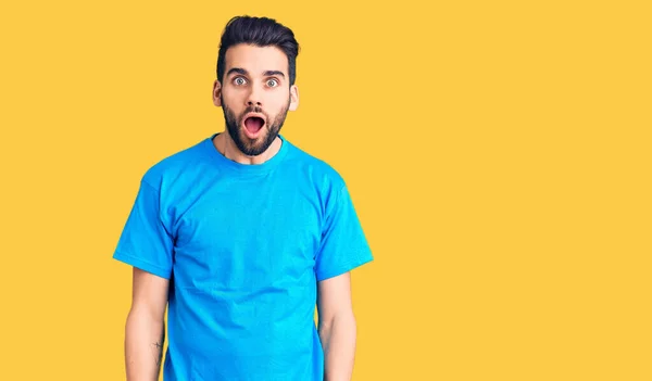 Jovem Homem Bonito Com Barba Vestindo Camiseta Casual Com Medo — Fotografia de Stock