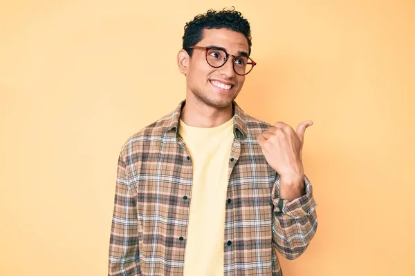 Jovem Hispânico Bonito Vestindo Roupas Casuais Óculos Sorrindo Com Rosto — Fotografia de Stock