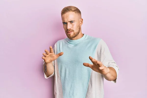 Jonge Blanke Man Met Casual Kleding Walgelijke Uitdrukking Ontevreden Angstig — Stockfoto